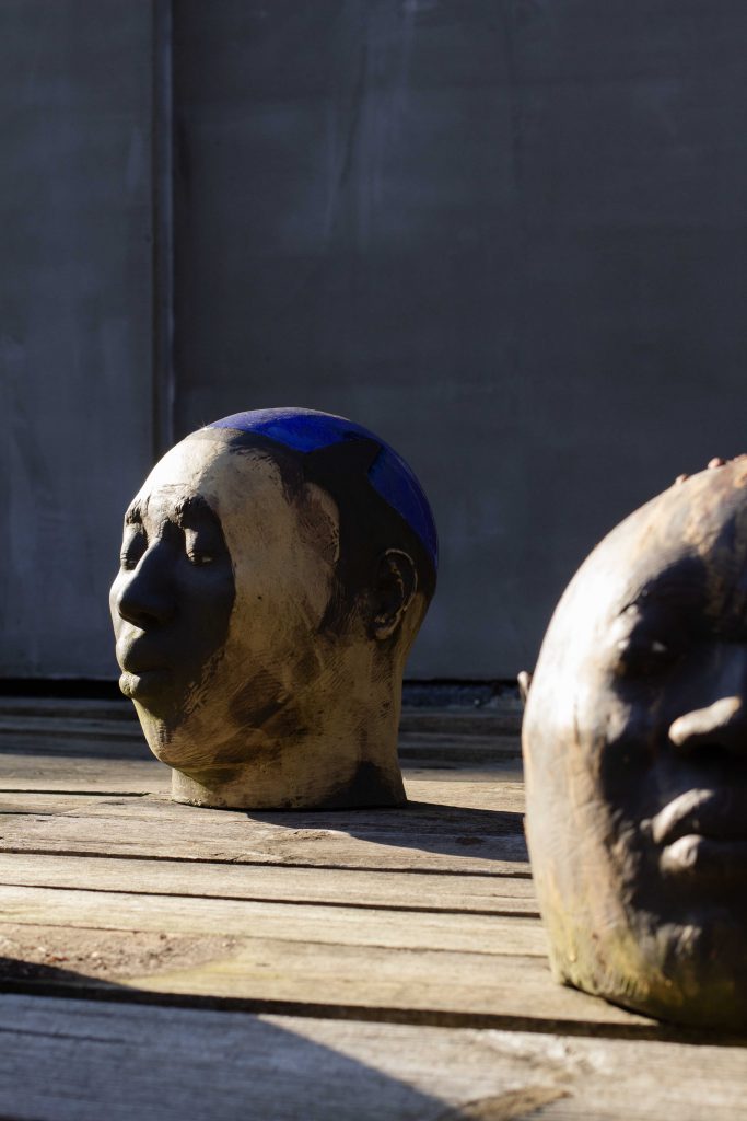 Gliniane rzeźby głowy