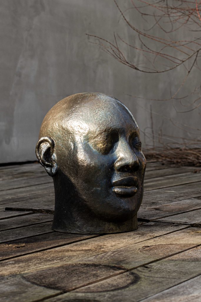 Głowa - rzeźba z ceramiki