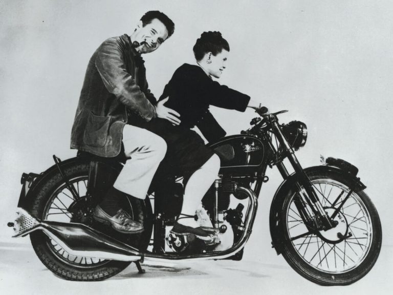 Ray i Charles Eamesowie na motorze