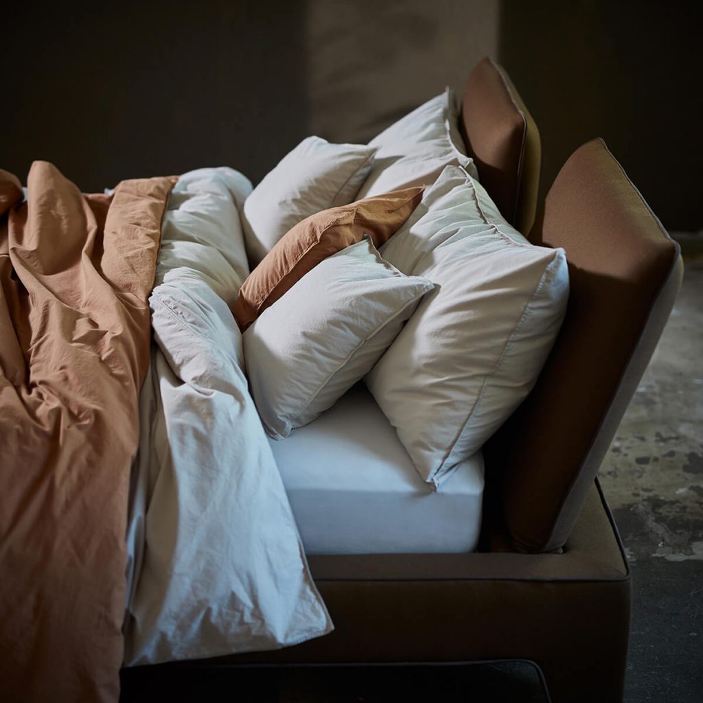 Brązowe łóżko z poduszkami